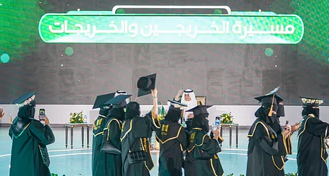 أمير تبوك: حضوري حفل تخرّج الطلبة من أعظم لحظات حياتي العملية