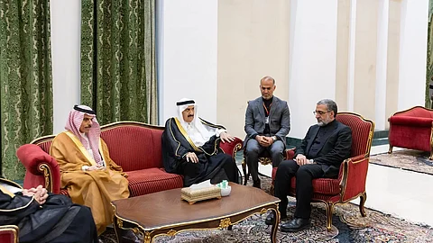 الأمير منصور بن متعب والأمير فيصل بن فرحان ينقلان تعازي القيادة في وفاة الرئيس الإيراني ومرافقيه