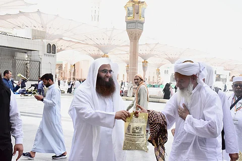 هدايا ومصاحف وكتيبات.. استقبال خاصّ لضيوف الرحمن من "رئاسة الحرم النبوي"