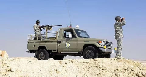 حرس الحدود بجازان يقبض على 3 مخالفين لتهريبهم 60 كجم قات