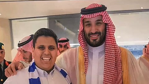 بالفيديو.. "المشجع المحظوظ" يكشف تفاصيل صورته مع ولي العهد: جعلتني شهيرًا