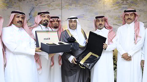 لمسة وفاء.. أولياء أمور طلاب يكرّمون مدير مدرسة بجدة بمناسبة تقاعده