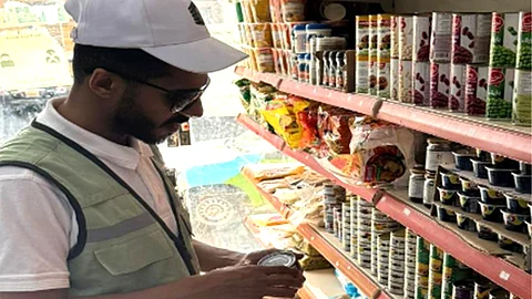 جولات أمانة العاصمة المقدسة الرقابية على الأسواق تُصادِر أكثر من 5 أطنان موادّ غذائية