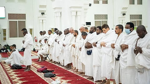 الحجاج يؤدون صلاتي المغرب والعشاء بمسجد المشعر الحرام بمزدلفة