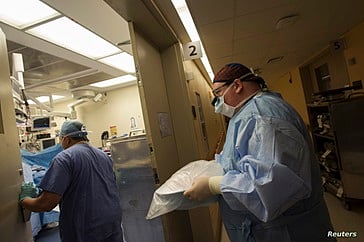 بعد 47 يومًا من زراعتها.. إزالة كلية خنزير من جسد امرأة