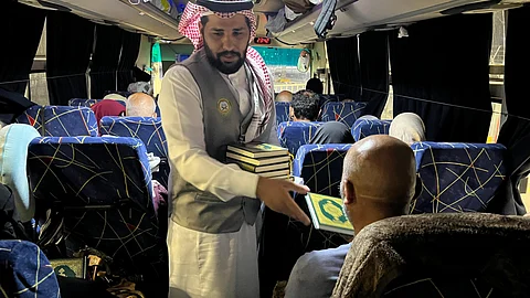 "الشؤون الإسلامية" بالجوف تبدأ توزيع هدية خادم الحرمين على الحجاج المغادرين عبر منفذ الحديثة