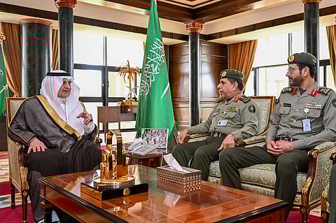 أمير تبوك يشيد بجهود عاملي الجوازات في مدينة الحجاج بمنفذ حالة عمار