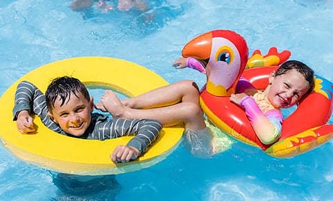 لحماية نفسك وأطفالك.. تقرير: 6 نصائح مهمة قبل التوجه للسباحة هذا الصيف