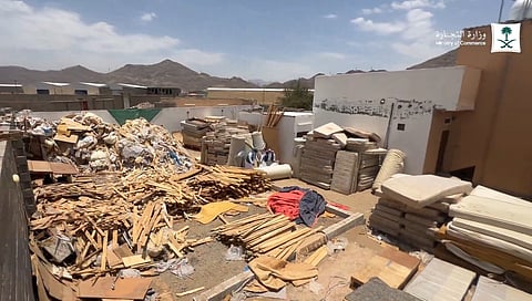 "التجارة" تضبط مستودعاً لجمع الإسفنج من النفايات وإعادة تغليفه بالعاصمة المقدّسة