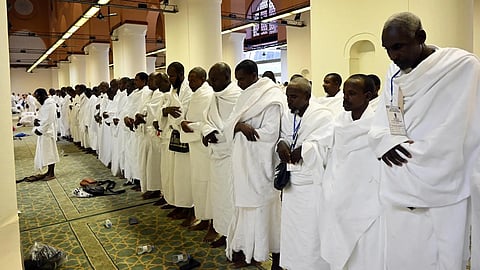 الحجاج  يؤدون الصلاة بميقات ذي الحليفة في المدينة المنورة