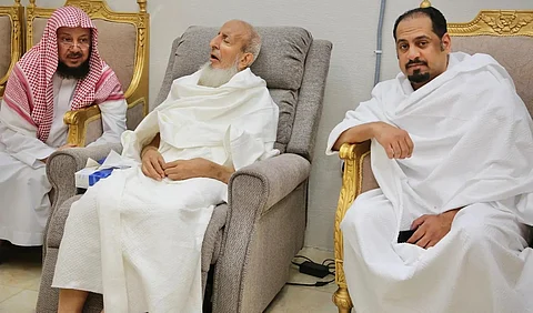 مفتي المملكة الشيخ عبدالعزيز آل الشيخ مستقبلًا المستفتين بمشعر منى
