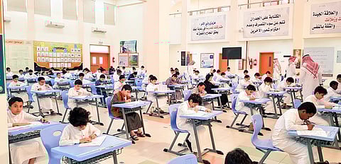 شدَّد على أهمية مساندتهم.. "حسام بن سعود" يتابع سير الاختبارات النهائية بالباحة "صور"