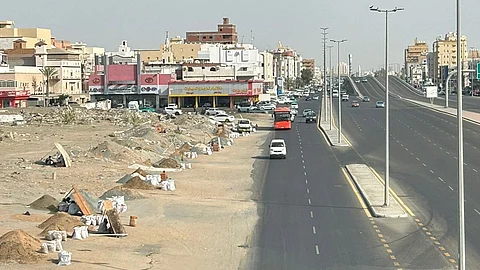 صور.. أحياء شمال جدة تشتكي من فوضى بصرية وعمالة مخالفة وتشوه.. وغياب الرقابة