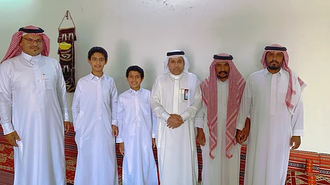 مدير مكتب تعليم "تيماء" يطمئن على صحة طالبين تعرضا لحادث مروري