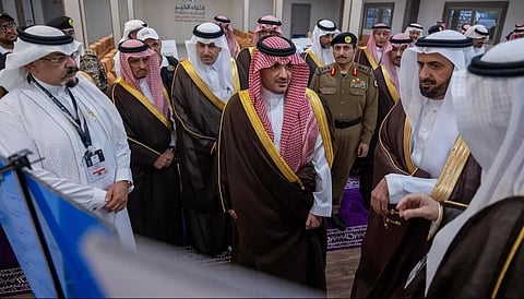 سمو وزير الداخلية يزور مشروع مخيمات عرفات المطورة ذات الدورين التابعة لـ "إثراء الخير"