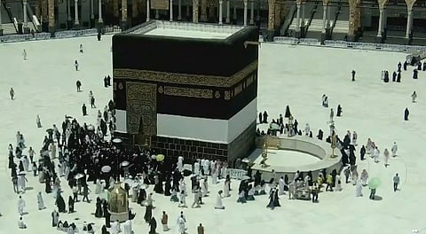 شاهد.. انسيابية كبيرة بصحن المطاف مع وجود حجاج بيت الله في مشعر عرفات