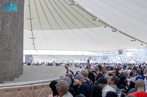 الحجاج يكملون رمي الجمرات الثلاث لليوم الأول من أيام التشريق