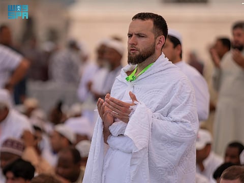 قبيل أداء مناسك الحج.. ضيوف الرحمن يؤدون صلاة الجمعة بالمسجد النبوي