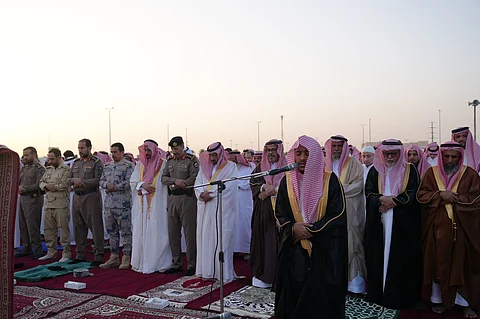 "محافظ شرورة" يتقدم مديري الإدارات الحكومية والأهالي في صلاة عيد الأضحى المبارك