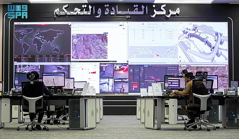 وزير الداخلية يتابع سير العمل بمركز القيادة والتحكم التابع للدفاع المدني بمشعر منى