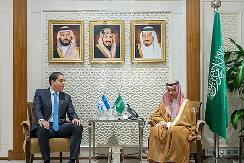 "فيصل بن فرحان" يستقبل المستشار الاقتصادي الرئاسي ووزير الاستثمار في هندوراس