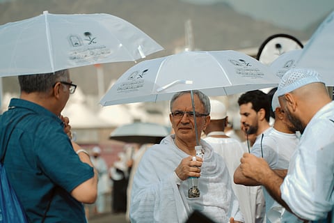 في طرفة عين.. "سحابة منى" تلطف أجواء المشاعر وتحوّل المظلات الشمسية إلى واقية من المطر