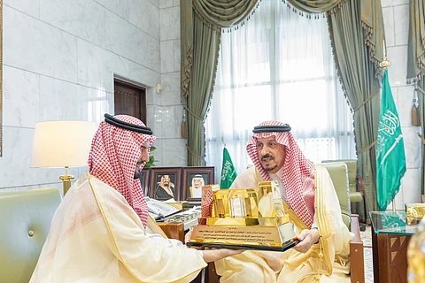 بمناسبة تحقيق ثلاثية الموسم الرياضي 2023-2024.. أمير منطقة الرياض يستقبل رئيس مجلس إدارة شركة نادي الهلال