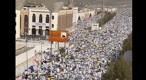 مشاهد مهيبة تغمرها السكينة والخشوع.. لحظة توافد حجاج بيت الله إلى مسجد نمرة