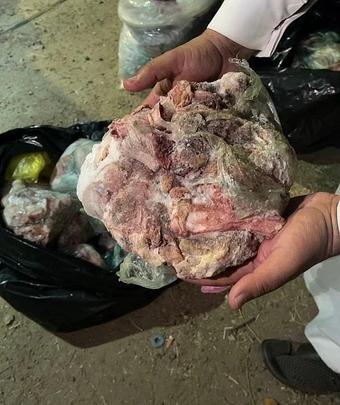 شاهد.. أمانة الطائف تحكم قبضتها على مهربي اللحوم الفاسدة المنقولة من المشاعر المقدسة