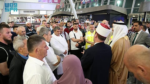 مطار تيرانا.. السفير حفظي يودّع الفوج الأول من الحجاج الألبان