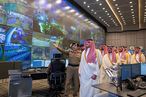 وزير الداخلية يقف على سير العمل في مركز القيادة والسيطرة لأمن الحج في مشعر منى