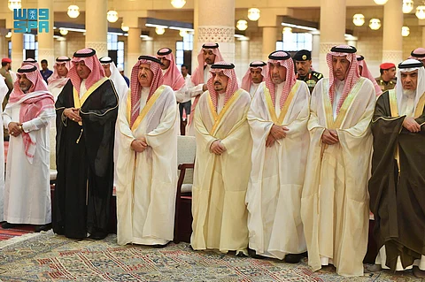 أمير الرياض يؤدي صلاة الميت على هدى بنت عبدالله الفيصل آل فرحان آل سعود