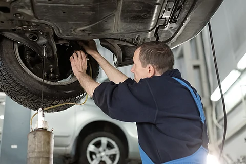 الإطارات والأعطال.. تعرّف على أكثر مشكلات السيارات شيوعًا أثناء السفر وحلولها