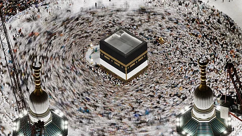 آلاف الحجاج يطوفون بالكعبة