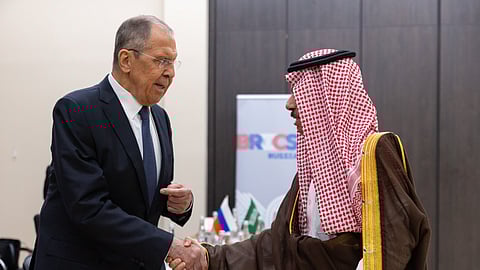 وزير الخارجية يبحث مع نظيره الروسي آخر التطورات الإقليمية والدولية