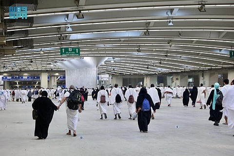 أجواء روحانية.. ضيوف خادم الحرمين للحج يحطّون رحالهم بمشعر منى لرمي جمرة العقبة