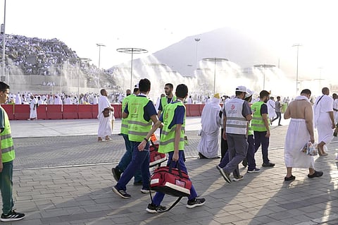 أساور ذهبية ومنازعة الموت ودعوات.. روايات من قصص المتطوعين الصحيين في الحج