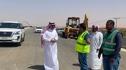 محافظ مرات سند آل حفيظ يقف على أعمال مشروع إنشاء الكبرى