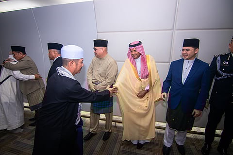 سفير خادم الحرمين لدى بروناي دار السلام يستقبل الحجاج العائدين