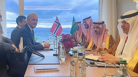 الأمير فيصل بن فرحان بن عبدالله خلال لقائه رئيس وزراء النرويج يوناس غار ستوره