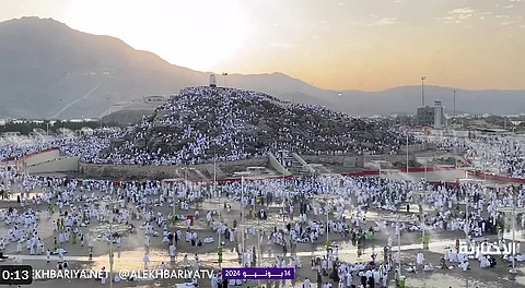 شاهد.. جبل الرحمة يكتسي بالبياض في صباح يوم عرفة