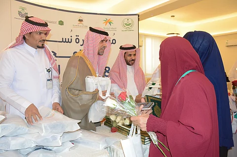 عبر مبادرة "نسك".. "الموارد البشرية" تودع "ضيوف الرحمن" بالهدايا التذكارية