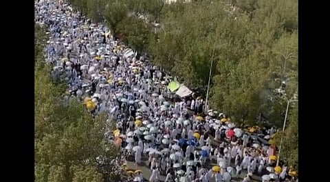 مشهد مبهج.. اللون الأخضر يكسو جنبات مسجد نمرة بعرفات