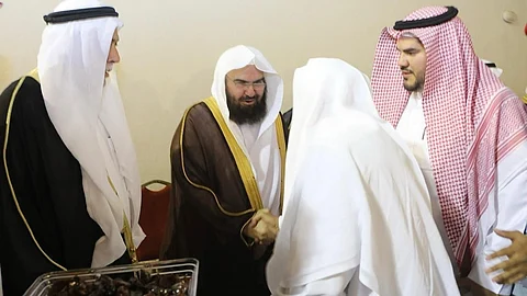 عبدالرحمن السديس يقدم واجب العزاء في وفاة كبير سدنة بيت الله الحرام صالح الشيبي