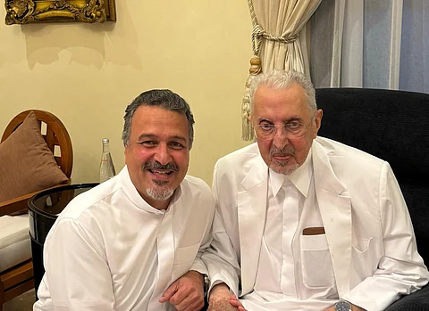 "بندر بن خالد" ينشر صورة طريفة لوالده "الفيصل": "شيبك أكثر أو أنا؟ "وهكذا رد