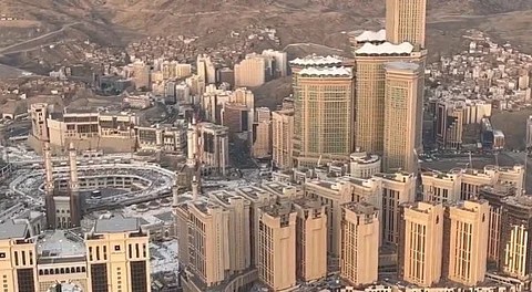 درجة الحرارة حاليًا 37.. طقس غائمًا جزئيًا على مكة المكرمة ومنى
