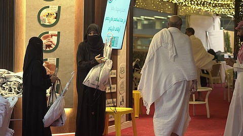 توزيع أكثر من 1000 مظلة وهدية على الحجاج من جمعية "كهاتين" في موسم الحج 1445هـ
