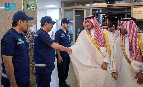 وزير الداخلية يقف على سير العمل بمستشفى قوى الأمن بمكة ويزور عدداً من المرضى