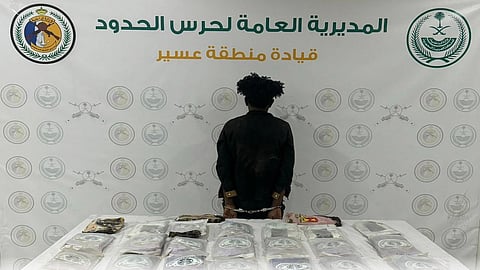 عسير.. الإطاحة بمخالف لتهريبه 34 كيلوجرامًا من مادة الحشيش المخدر