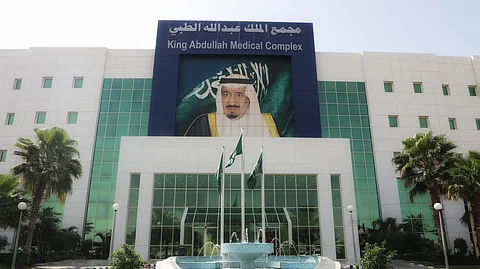 مجمع الملك عبدالله الطبي بجدة يُنهي معاناة ثلاثينية من التفاف معقد بالمعدة